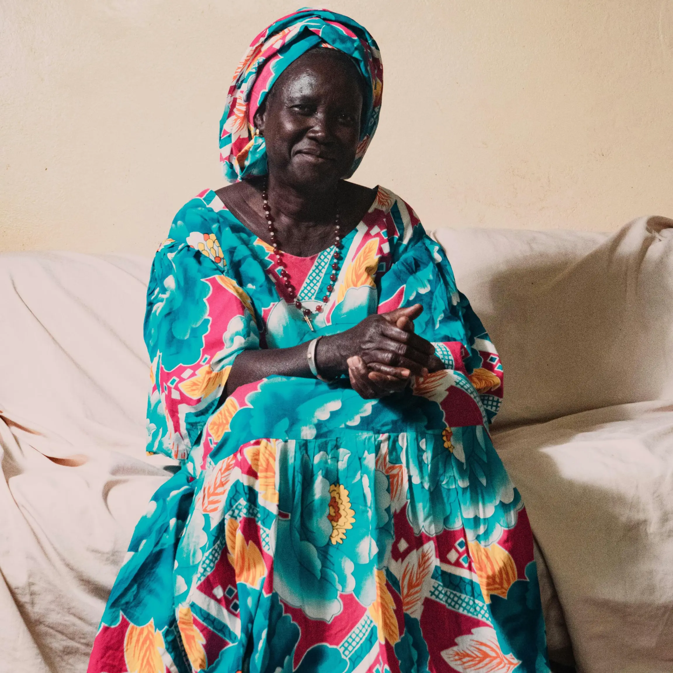 Mujer alegre senegalesa