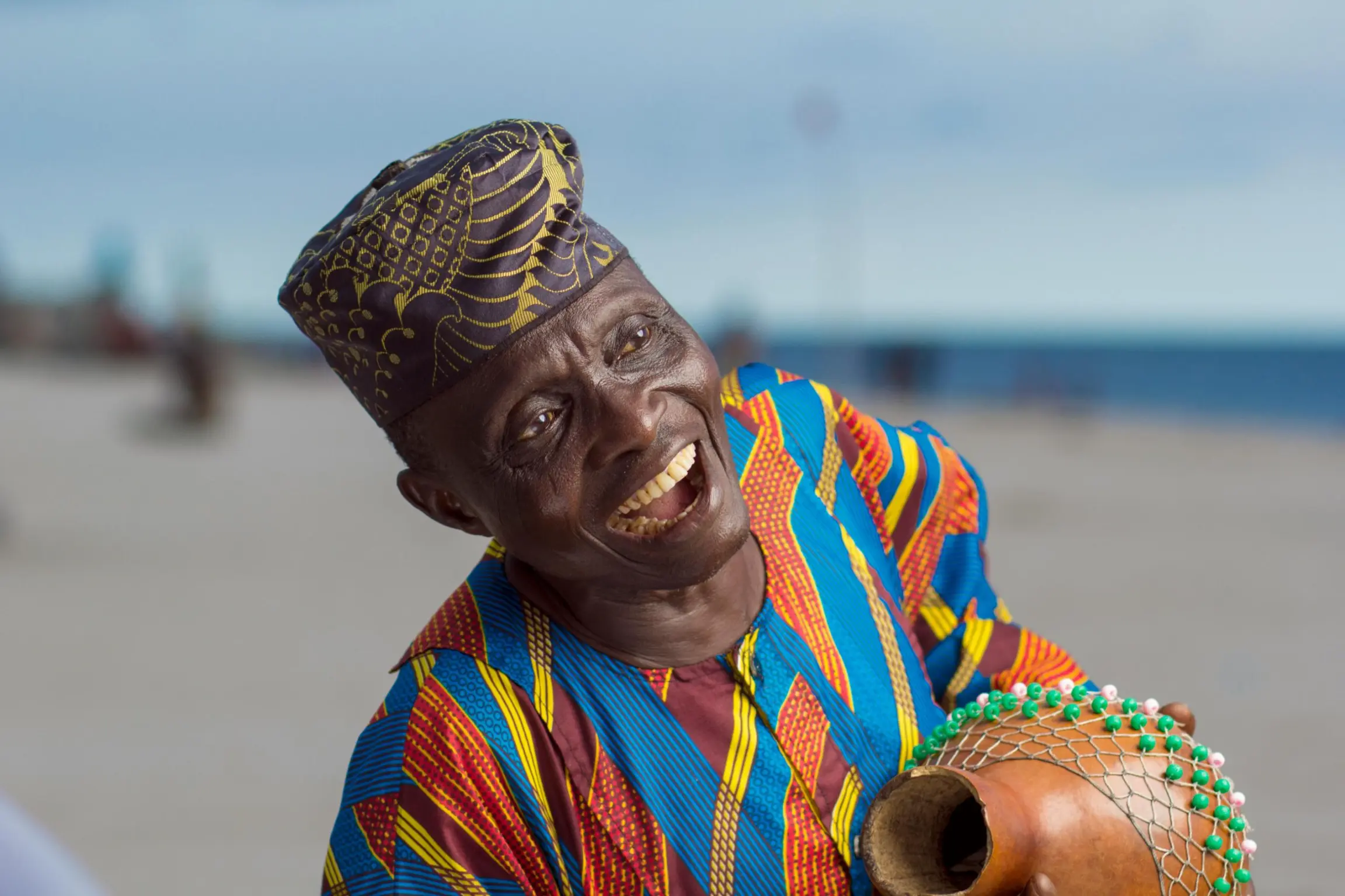 Hombre alegre senegalés
