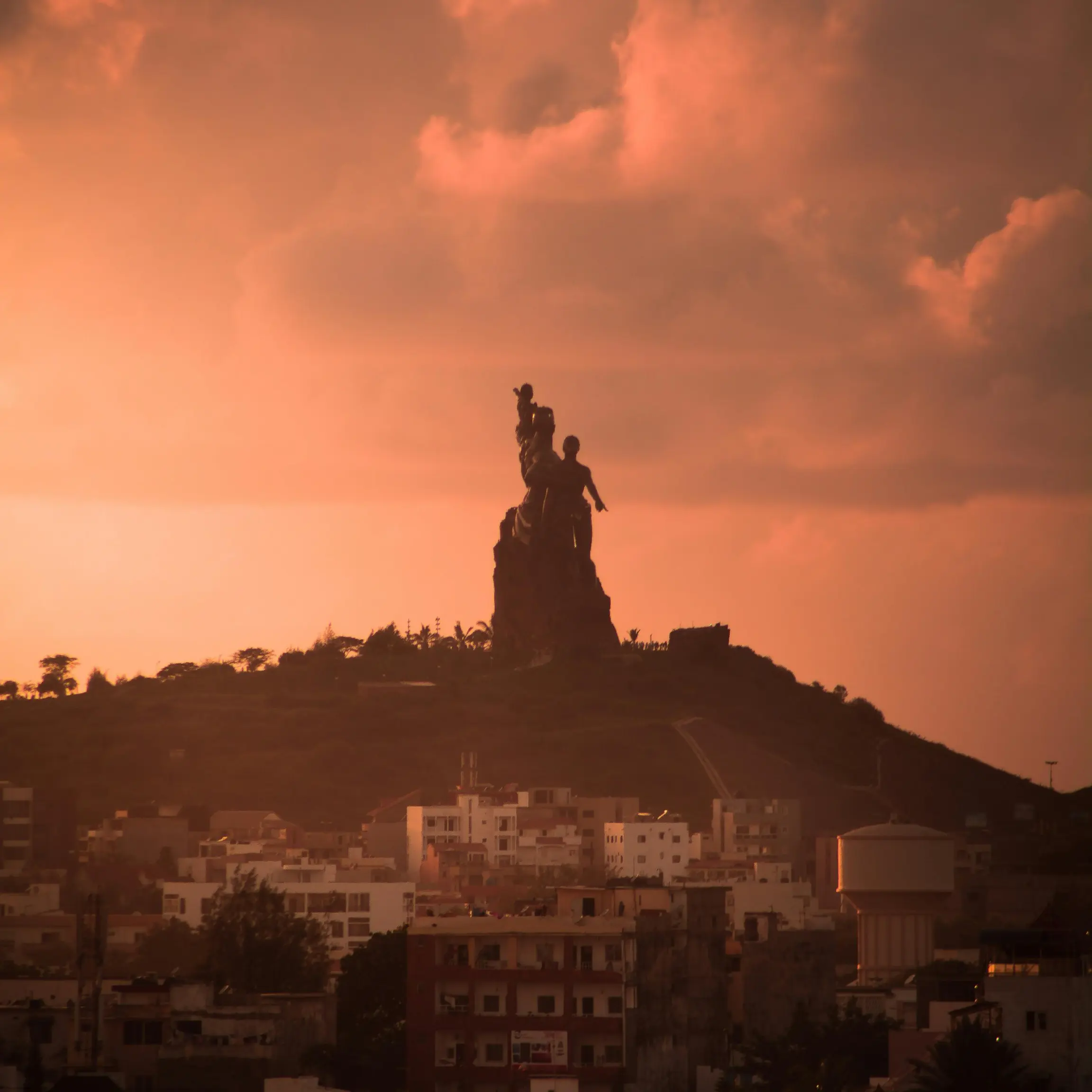 Atardecer en la estatua al Renacimiento Africano en Dakar