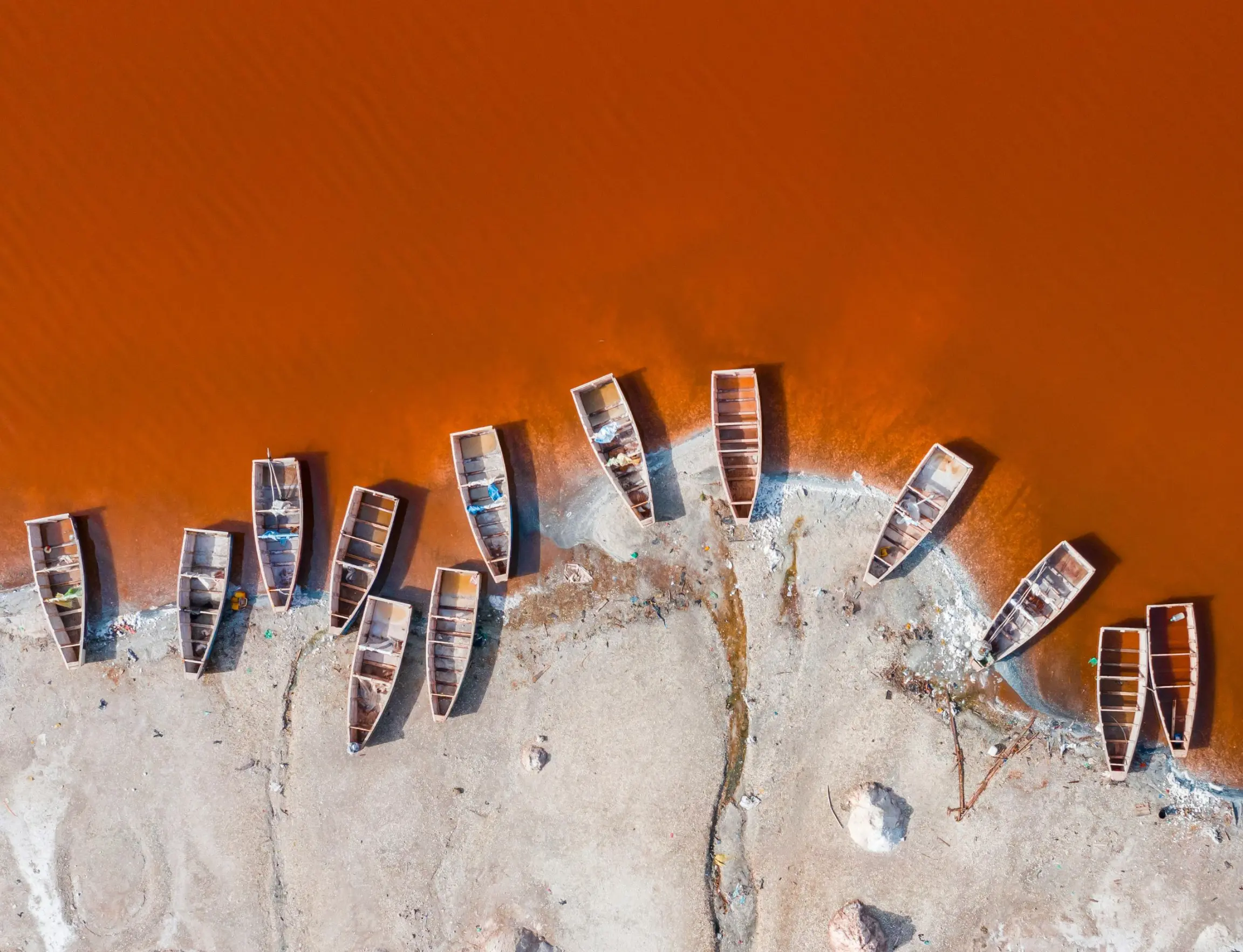 Barcas en el Lago Rosa de Senegal