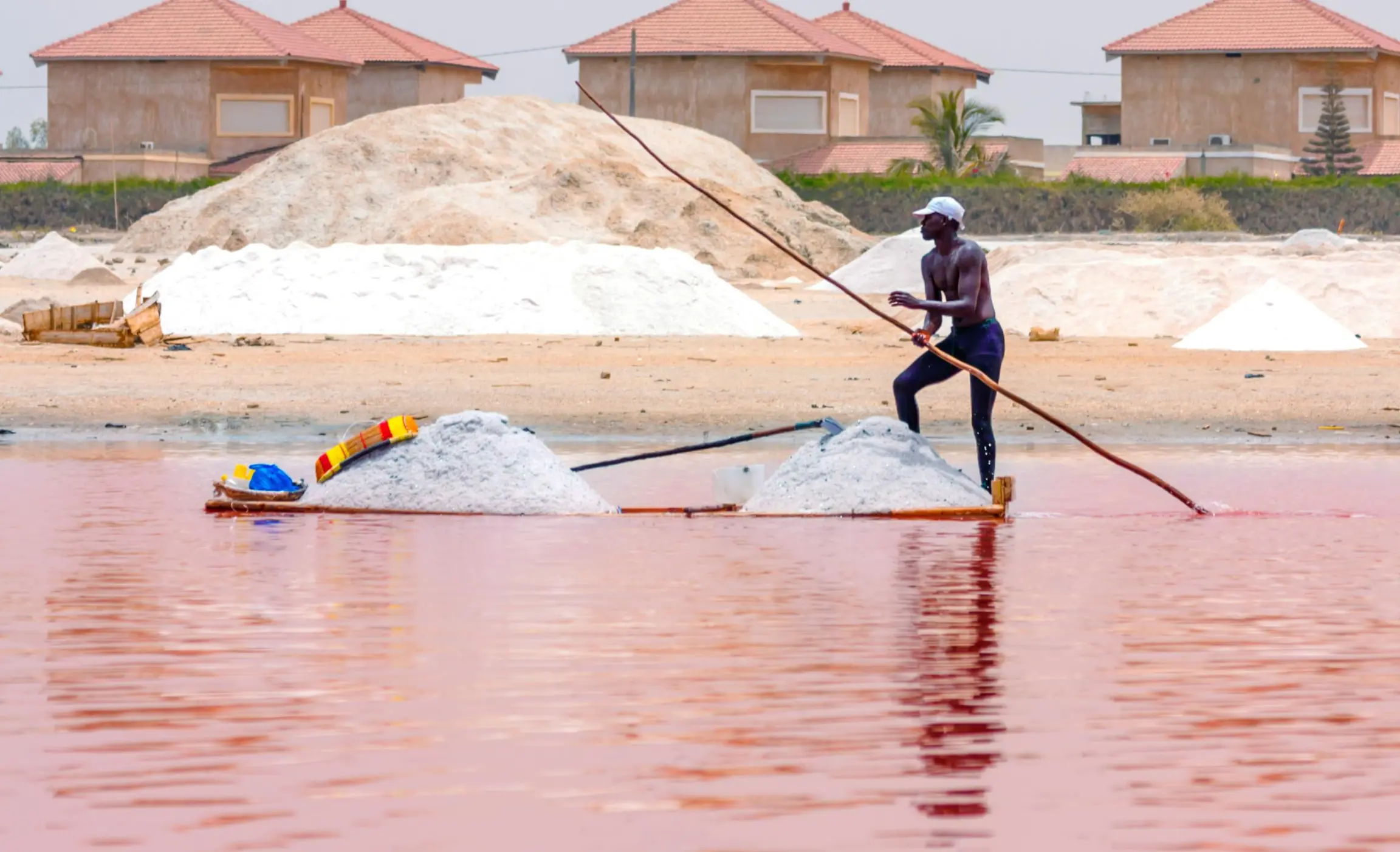 Trabajador en el Lago Rosa de Senegal