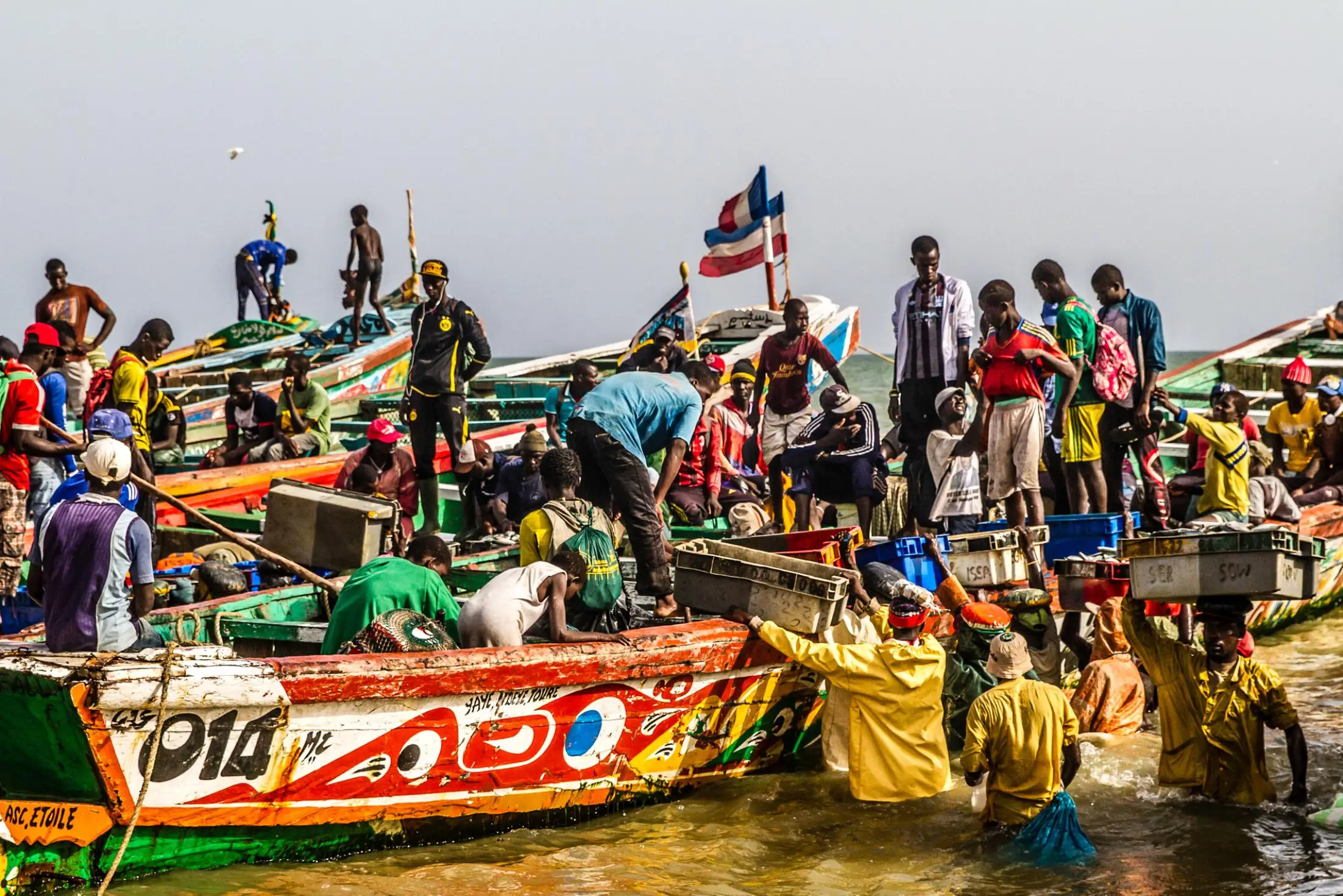 Llegada de los pescadores en Mbour (Senegal)