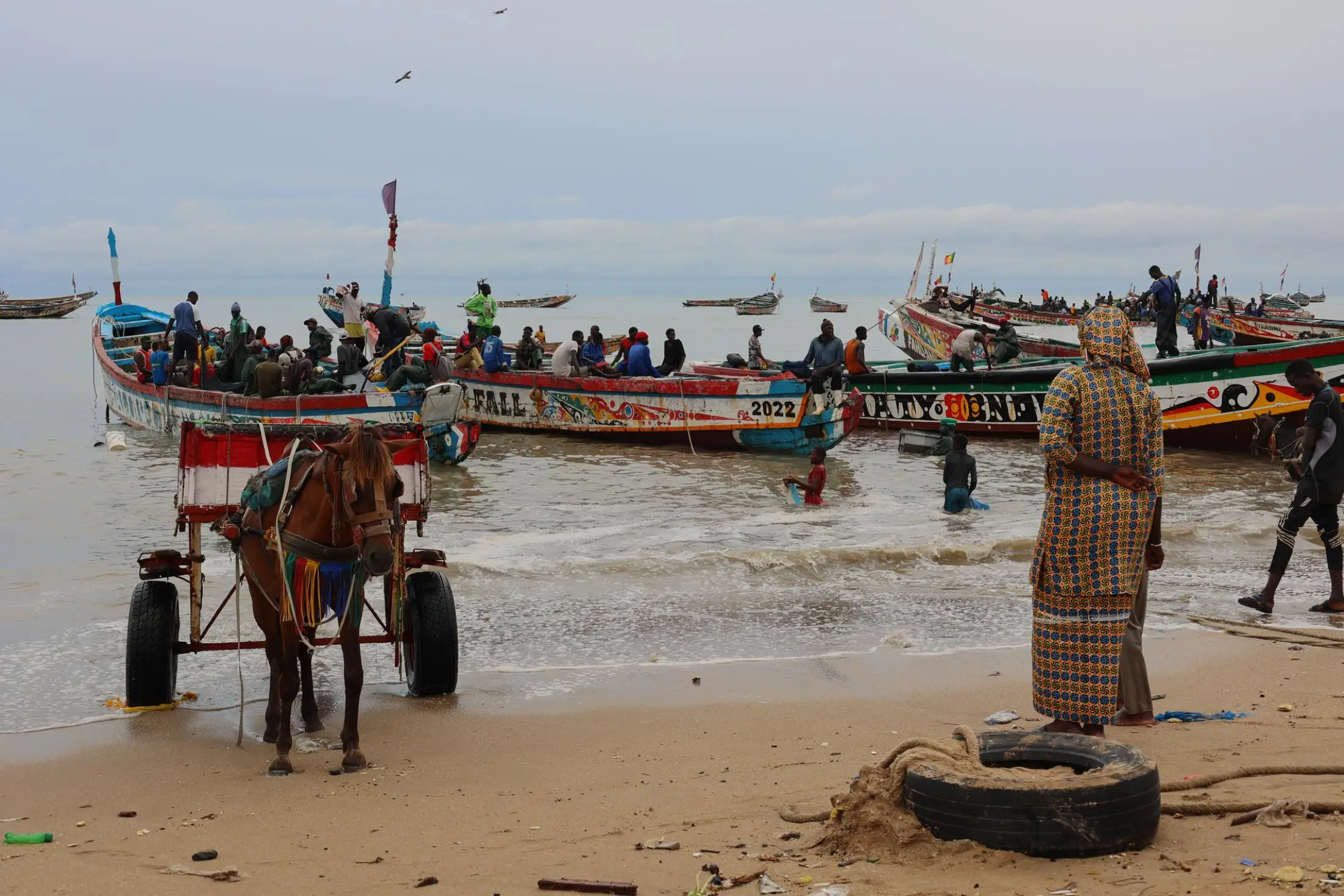 Llegada de los pescadores en Mbour (Senegal)