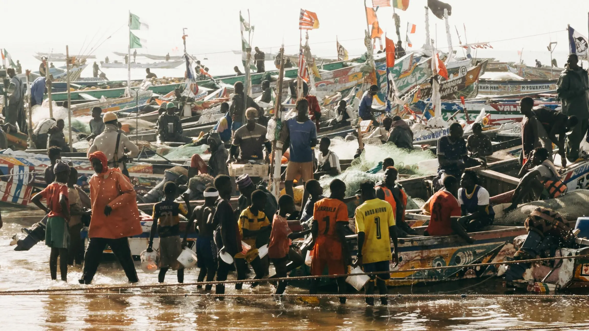 Llegada de los pescadores al puerto en Mbour (Senegal)