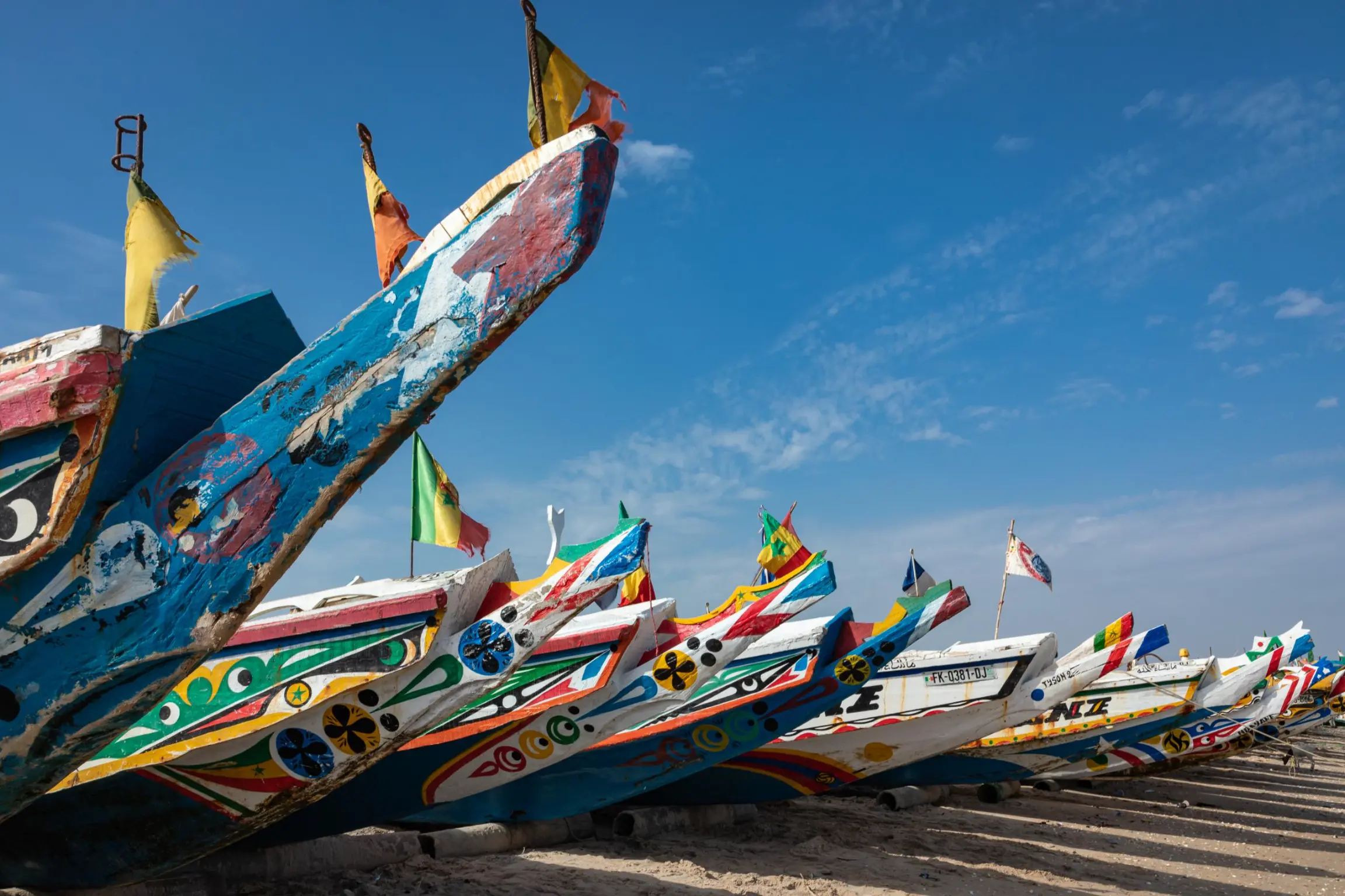 Barcos tradicionales en las playas de Saly en Senegal